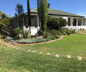 Karoo Ouberg Guest Lodge