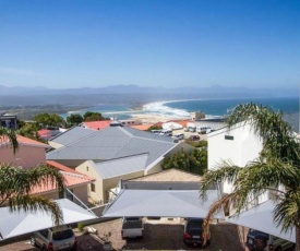 Chic APT in the heart of Plett with Insta-worthy ocean views