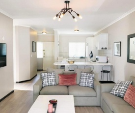 Sue's Stylish & Comfortable Villa Near Central Beach