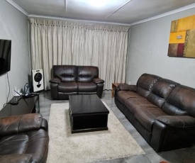Executive 2 bed Apartment, free WIFI and DSTV
