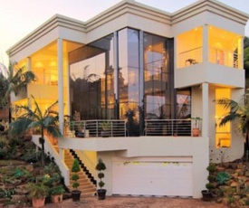 Modern Umhlanga Villa, Ocean Views & Rooftop Pool