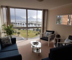 Arnhem building- Cozy 2 bedroom flat overlooking Beach and Table Mountain