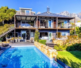 Camps Bay very luxurious double bedroom Poolside Residence, garden and pool