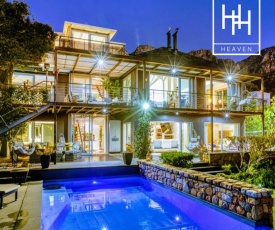 Camps Bay very luxurious spacious 3 double bed Poolside Residence, pool and garden