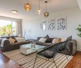 Spacious, Deluxe 3 Bed Green Point Apartment