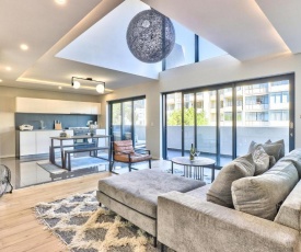 Stylish, Chic Two Bed in Sea Point w Parking&Pool