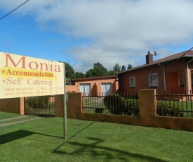 Monia Holiday House