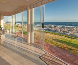 Hermanus Haven, entire home, on the sea, private pool, secure