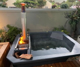 Seven on Flora- Hot Tub, Modern with amazing outside area