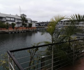 Comfy Condo in affluent Knysna Marina for 4 people