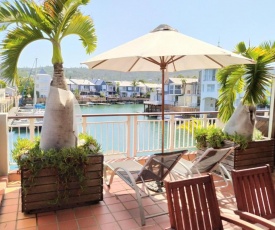 Harold's Waterfront Apartment - Large Patio + Views, Near Restaurants